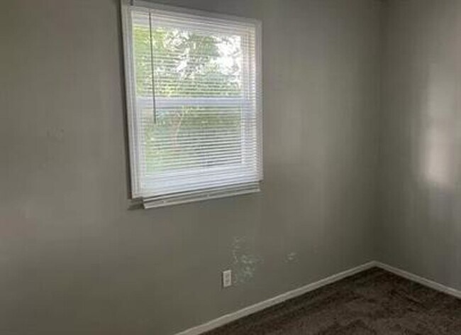 Foto del edificio - 15 Sherwood Ct