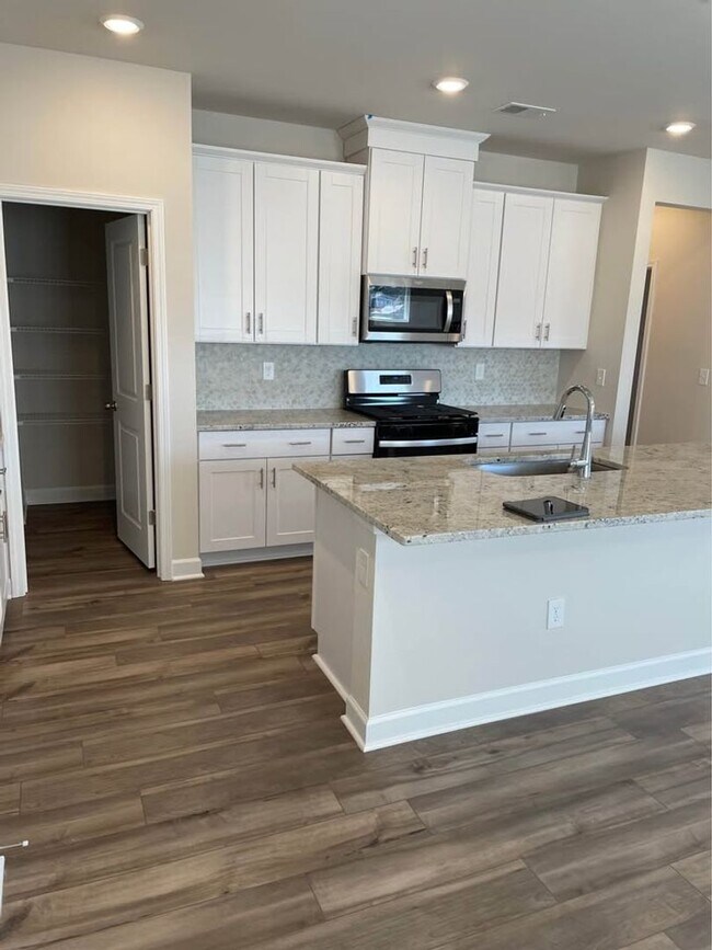 Foto del edificio - Available Soon! Stunning Five Bedroom, Three Bath Home in Clear Pond!