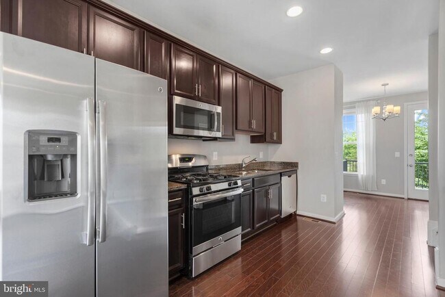 Building Photo - 42298 Lancaster Wds Sq