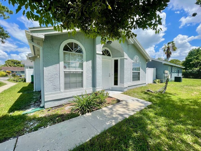 Building Photo - 313 San Gabriel St