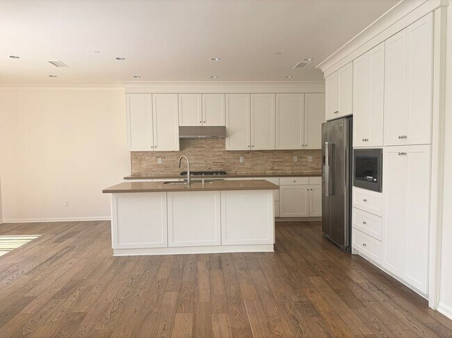 Building Photo - 209 Rodeo