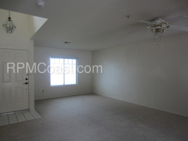 Building Photo - 2 Story Townhome with 3 Beds, 2.5 Baths!