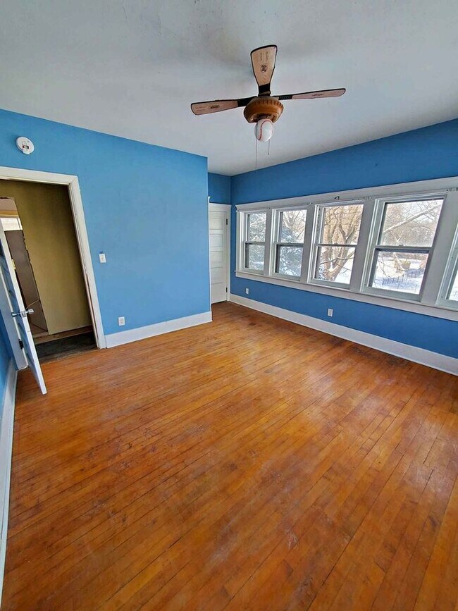 Bedroom 3 - 912 W Stephenson St
