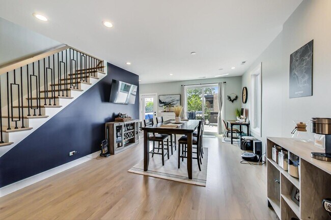 Foto del edificio - 2429 W Augusta Blvd