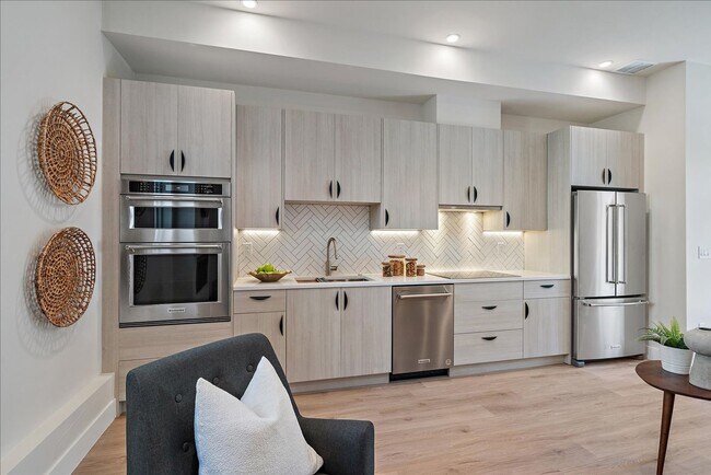 Foto del edificio - Luxurious New Townhome in South Sloan’s Lake