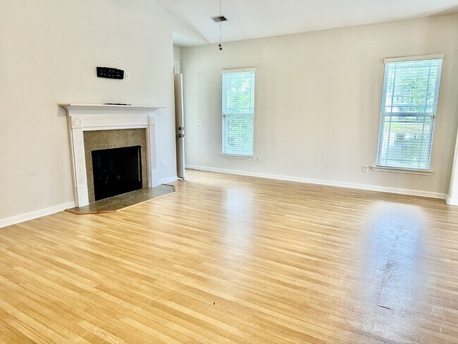 Building Photo - Three Bedroom Home located in Midpoint!