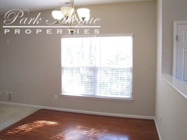 Foto del edificio - 3010 Courtney Creek Blvd