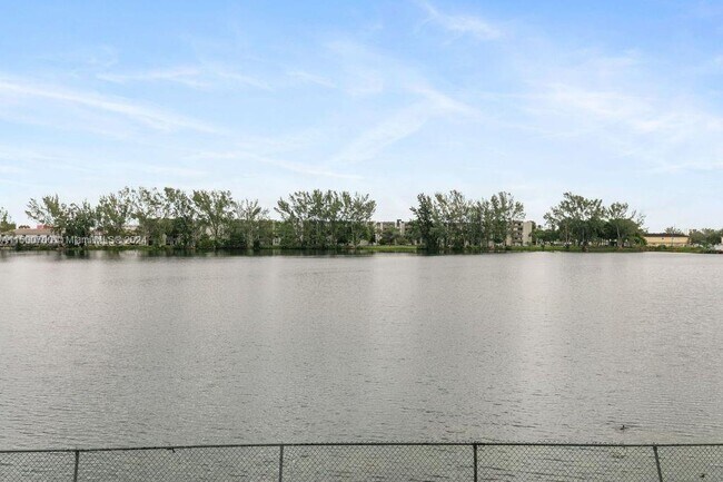 Foto del edificio - 9915 W Okeechobee Rd