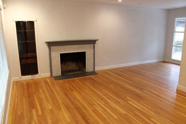 Foto del edificio - Charming 3 Bed 1 Bath House on tree lined ...