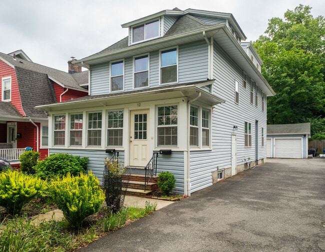 Side view - 12 Lansing Pl