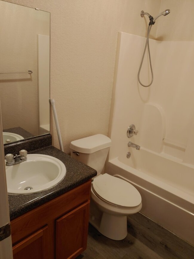 Upstairs bathroom - 3208 Hereford Ln