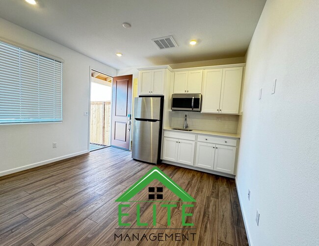 Building Photo - **Charming 1-Bed, 1-Bath Unit with Private...