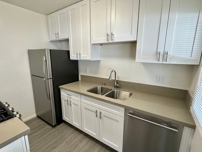 Building Photo - Remodeled 3 Bedroom 1 Bath House Located O...
