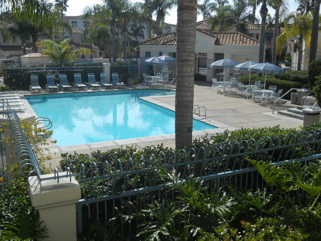 Building Photo - Townsquare: 1 Bedroom 1 Bath Condo,