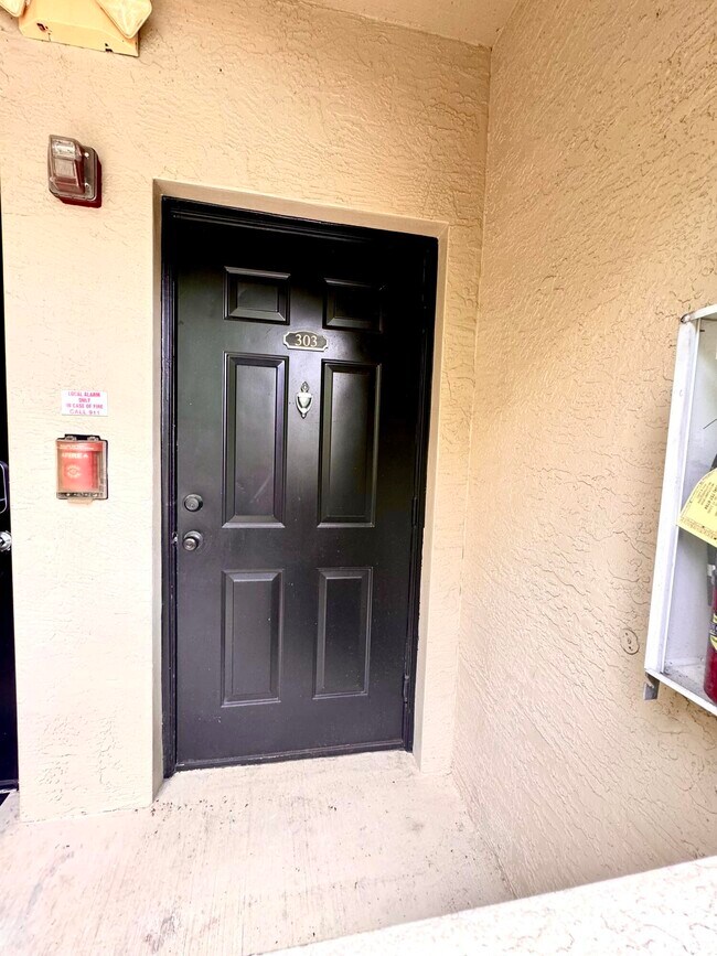 Foto del edificio - 5840 W Sample Rd
