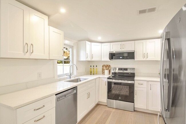 Building Photo - Beautifully Remodeled 3 Bedroom Cottage in...