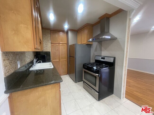 Foto del edificio - 1126 N Formosa Ave