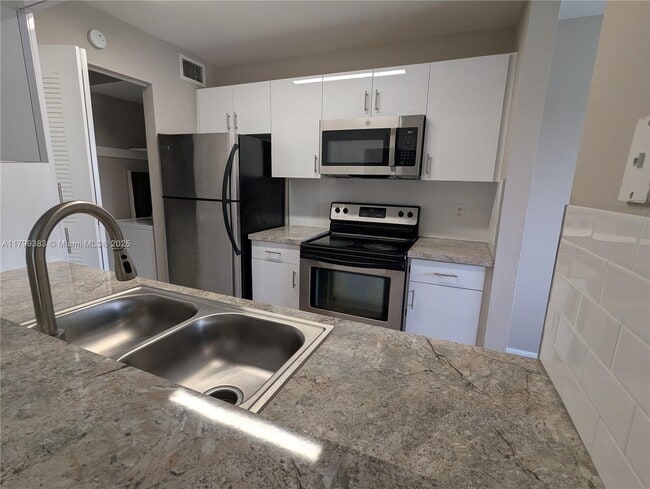 Foto del edificio - 4090 N Pine Island Rd