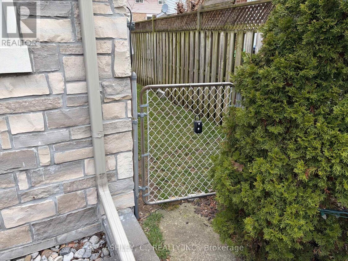 Building Photo - 267 King St E