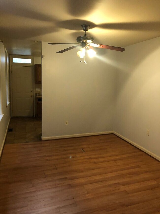 Foto del edificio - Harrisburg 3 Bedroom 1 Bath, Yard, Parking