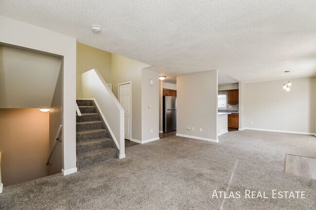 Building Photo - Stunning 4 Bedroom 3 Bath home located in ...