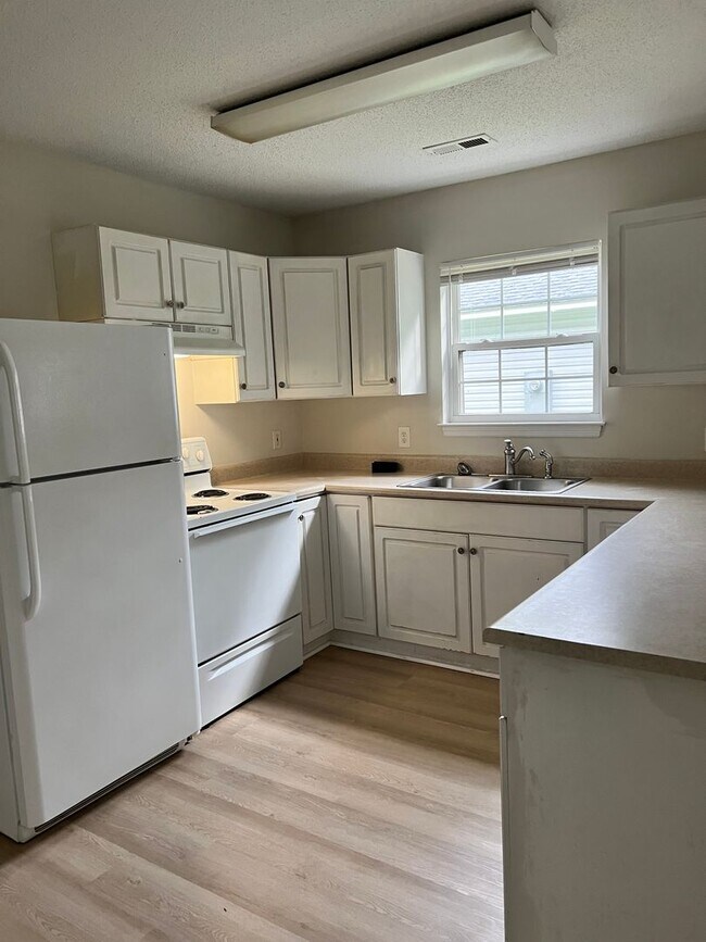 Foto del edificio - 3 Bedroom 2 Bath House on Hillsdale Drive ...