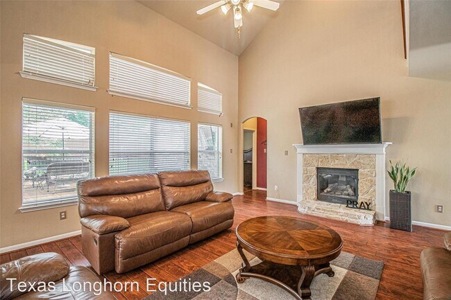 Foto del edificio - 5 br, 4.5 bath House - 4105 Duncan Way