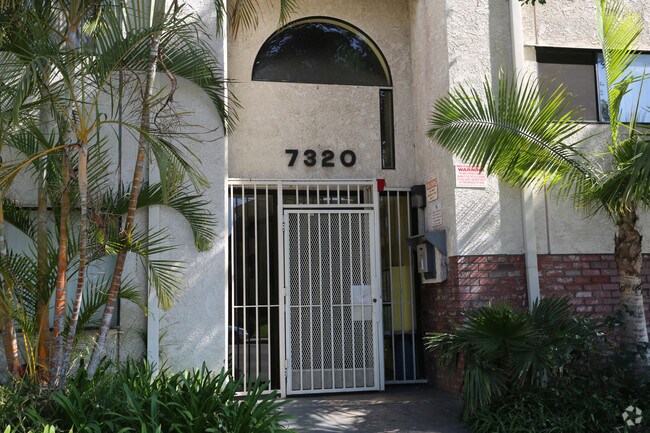Foto del edificio - 7320 Hazeltine Ave