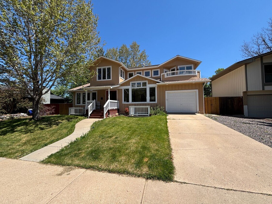 Primary Photo - Perfect Table Mesa Family Home with Fully ...
