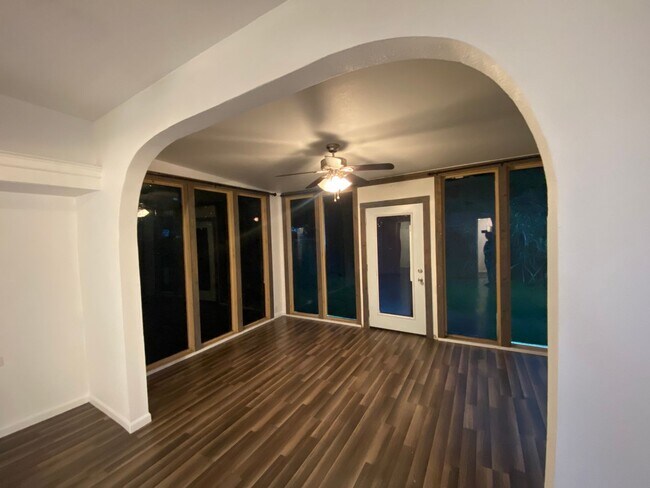 Foto del edificio - Charming 1 Bedroom Oasis with Sunroom in O...