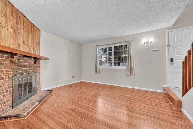 Foto del edificio - $2,050, 2-bed, 2.5-bath townhouse in the desirable location of Aurora, CO