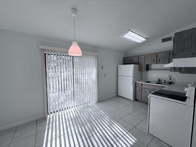 Foto del edificio - 2-Bedroom / 1-Bathroom