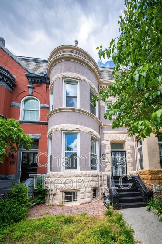 Building Photo - 136 R St NE