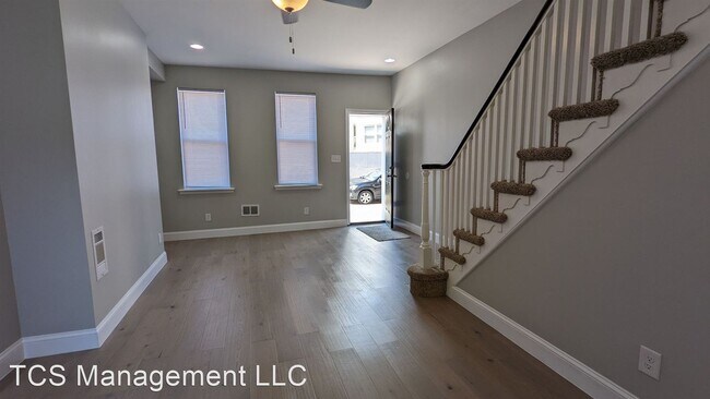 Building Photo - 3 br, 1 bath House - 2451 E Oakdale St 245...