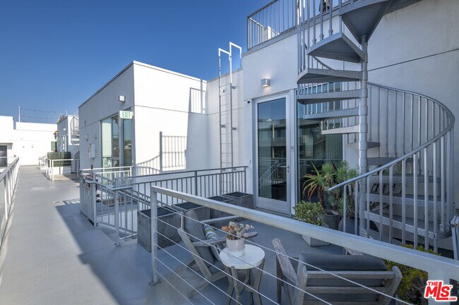 Foto del edificio - 1345 Havenhurst Dr
