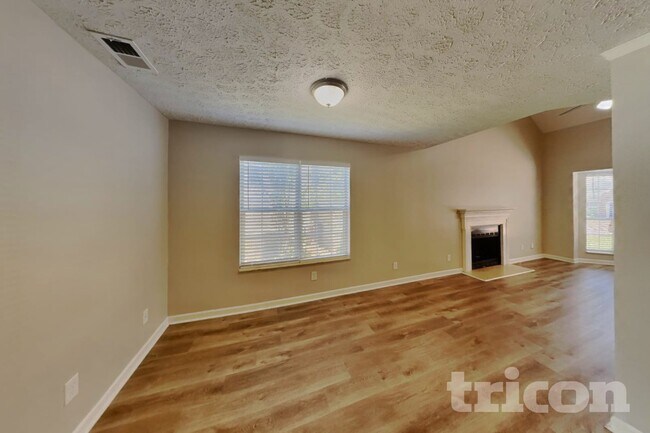Building Photo - 2773 Riverbend Dr