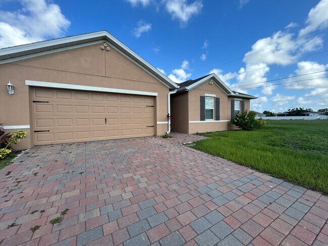 Foto del edificio - 4 Bedroom 2 Bathroom 2 car Garage