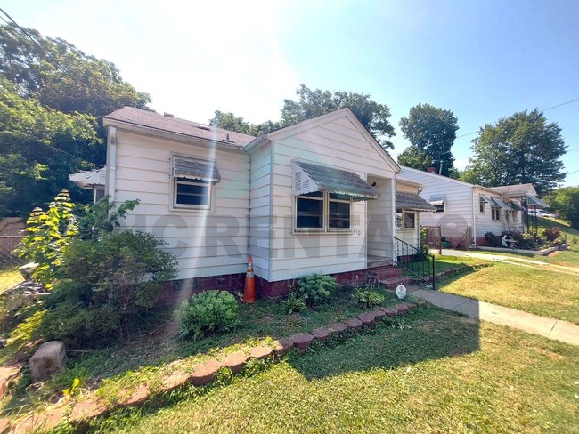 Building Photo - UNDER RENOVATION: 2-Bedrooms and 1-Bathroo...