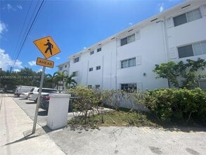 Building Photo - 13700 NE 6th Ave