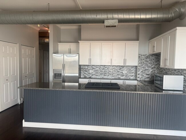 Building Photo - 1735 W Diversey Pky