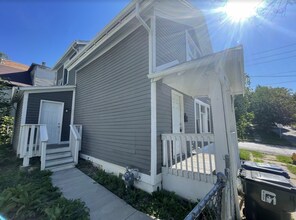 Building Photo - 702 W 7th St