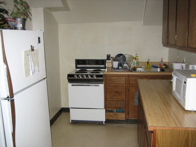 kitchen - 4207 Wilkens Ave