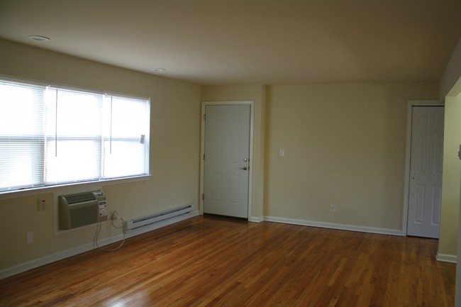 Living Room - Sutton Pointe Apartments