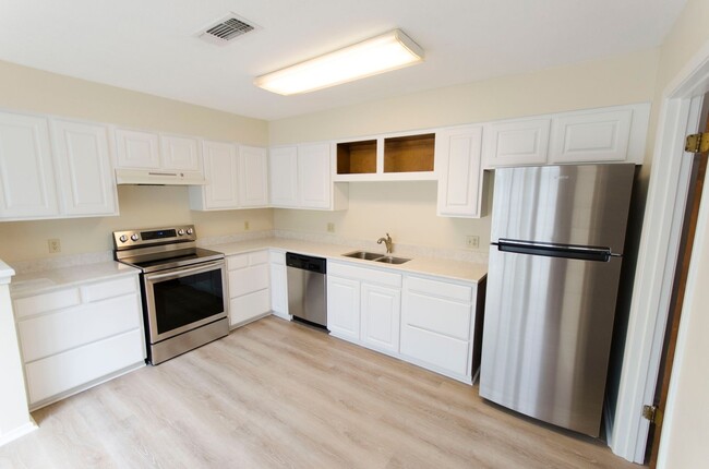 Building Photo - 6 MONTH LEASE! Spacious 3 bedroom 2 bath t...