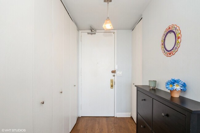 Foto del edificio - 655 W Irving Park Rd