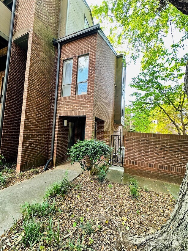 Primary Photo - 417 N Church St