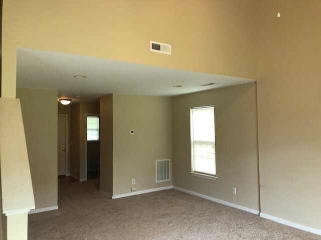 Foto del edificio - 965 Peachtree Meadows Cir