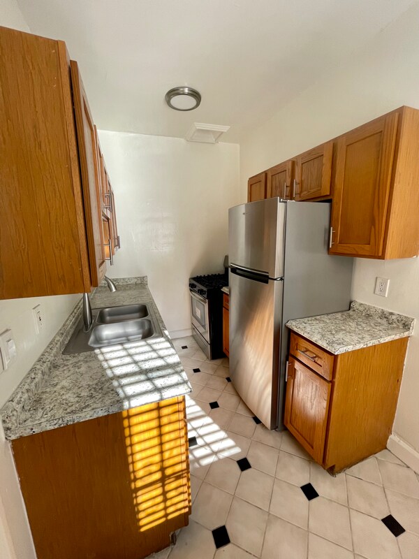 Building Photo - 508 S Serrano Ave