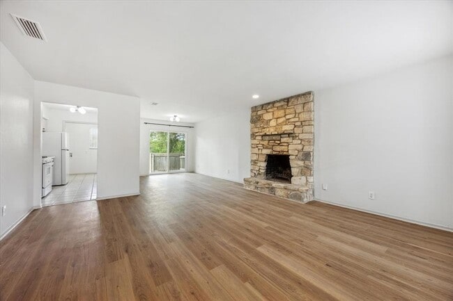 Building Photo - 807 Castle Ridge Rd