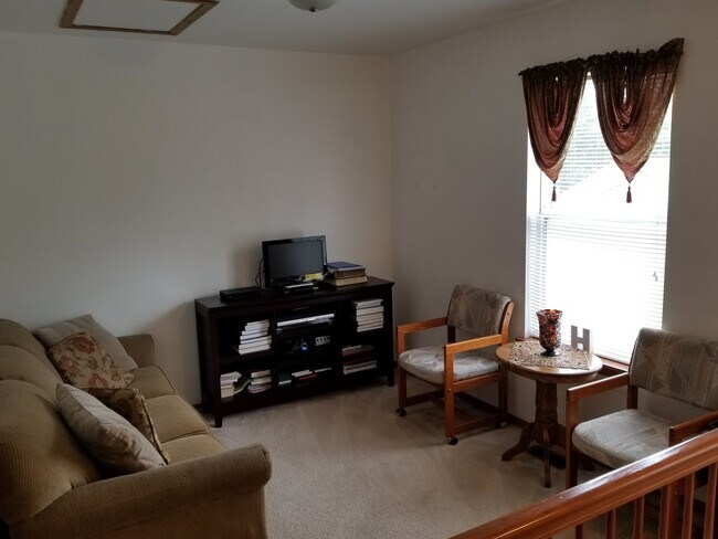 Foto del edificio - Nice Large Townhouse for Rent in Hazelwood